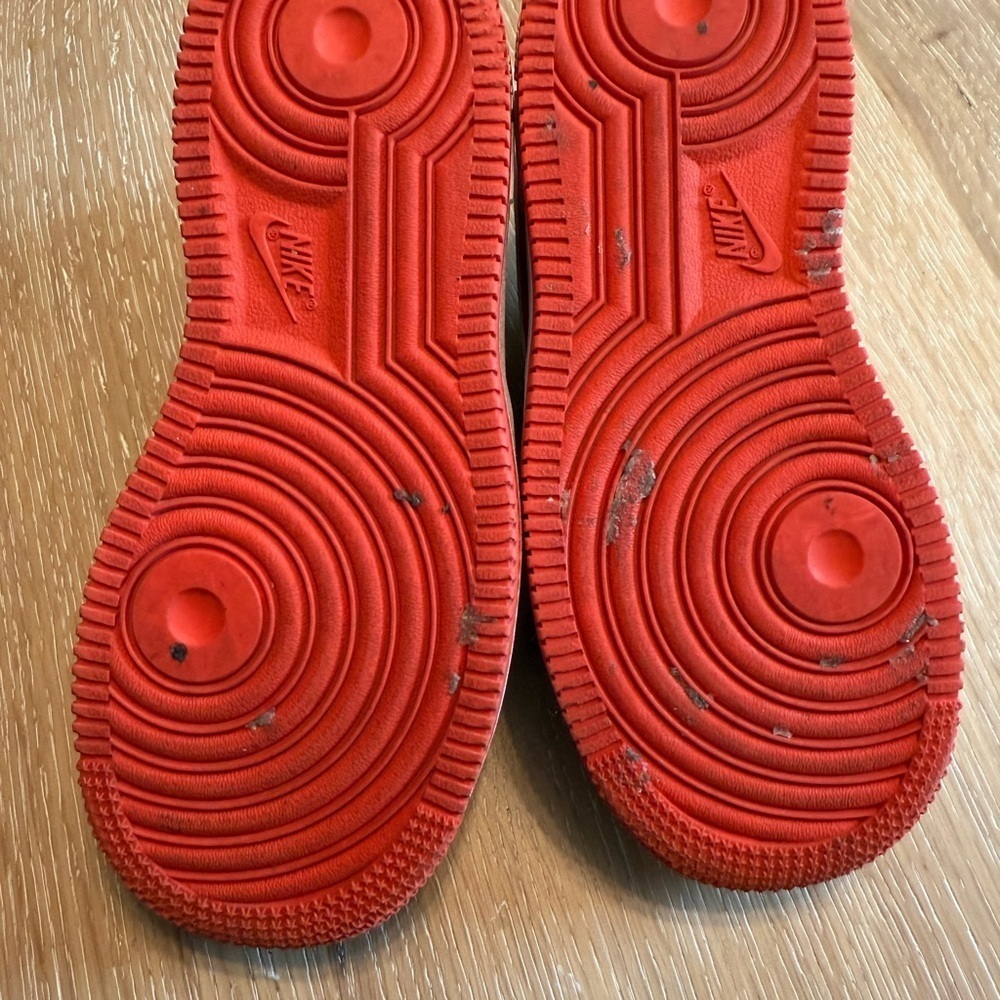 Nike Kids Sneakers in White and Red Size 1Y LIKE NEW - Picture 3 of 4